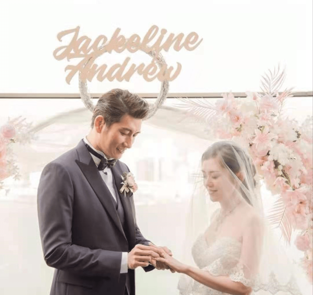 在去年的平安夜,袁文杰在社交平台上传多张结婚照片,正式宣布跟张洁莲