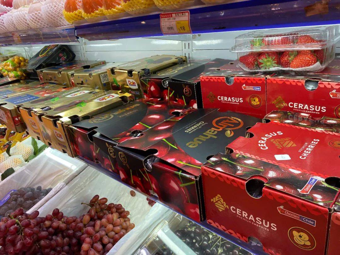 在开发区一家水果店内,记者看到各种品类的车厘子被整齐陈列在销售区.
