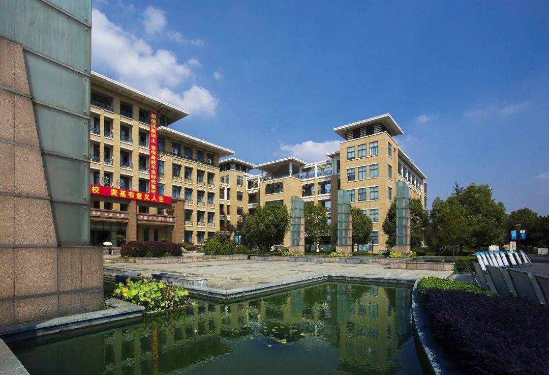 仓前中学创建于1958年,于2010年8月搬入新校区,新校建设总用地面积