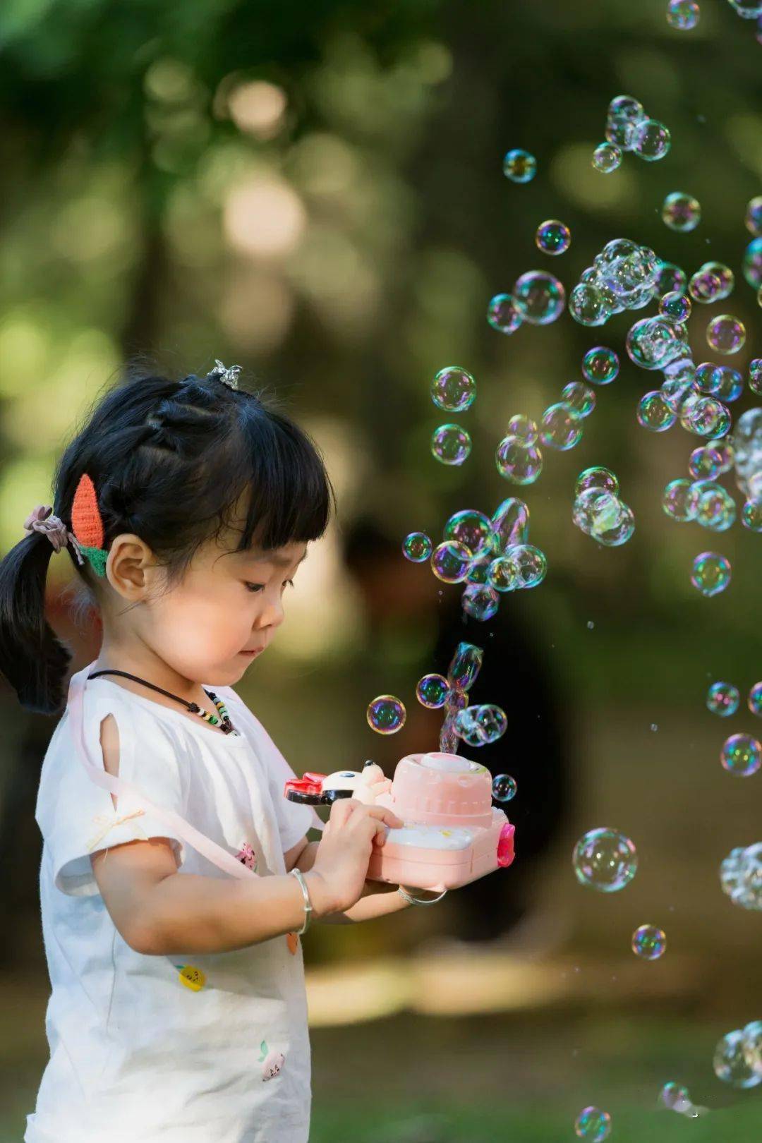 辉光日新1060为什么很多富人都传不过三代图月湖公园玩泡泡的小女孩儿