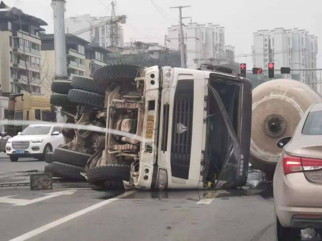 【視頻】西寧大道發生交通事故,水泥罐車側翻將小車壓在身下