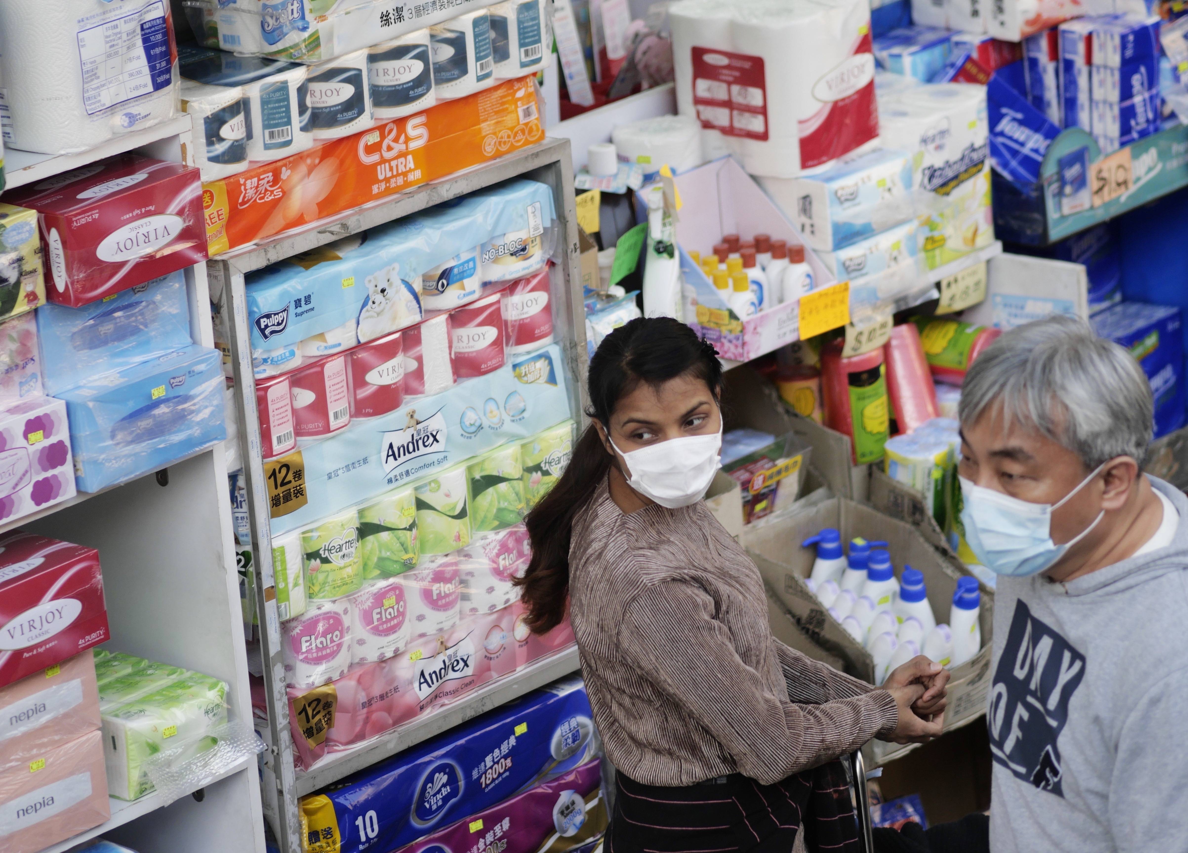 1月28日,戴口罩的市民在香港土瓜湾一家商店.