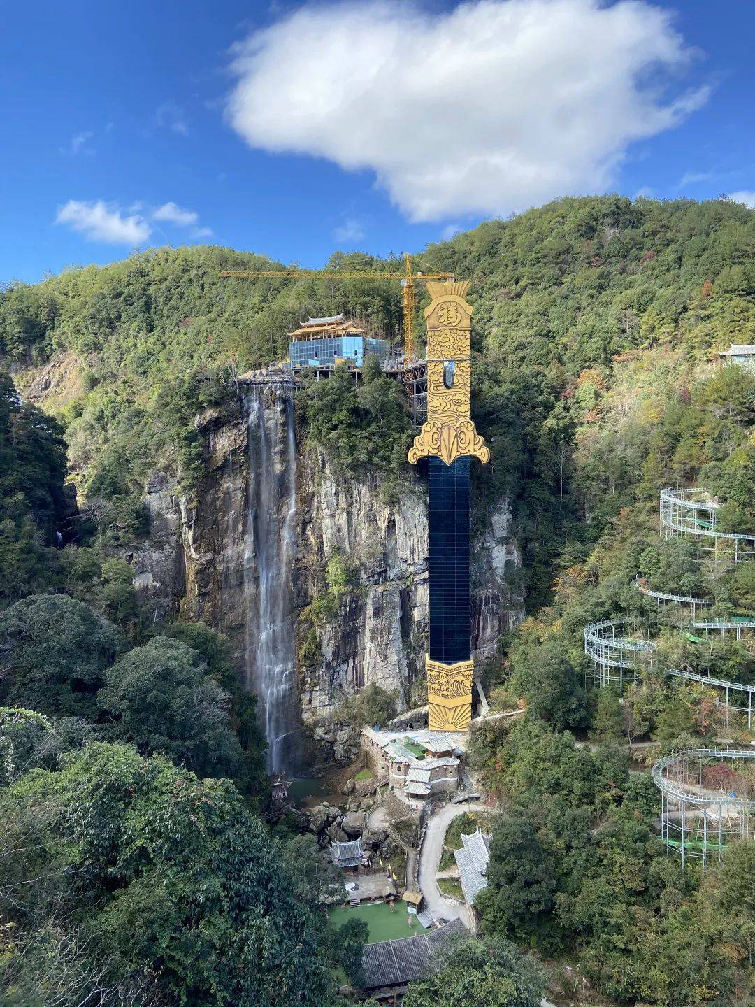 不用拾级而上便可俯瞰侠谷让游客体会到垂直穿越的刺激侠天下神龙剑用