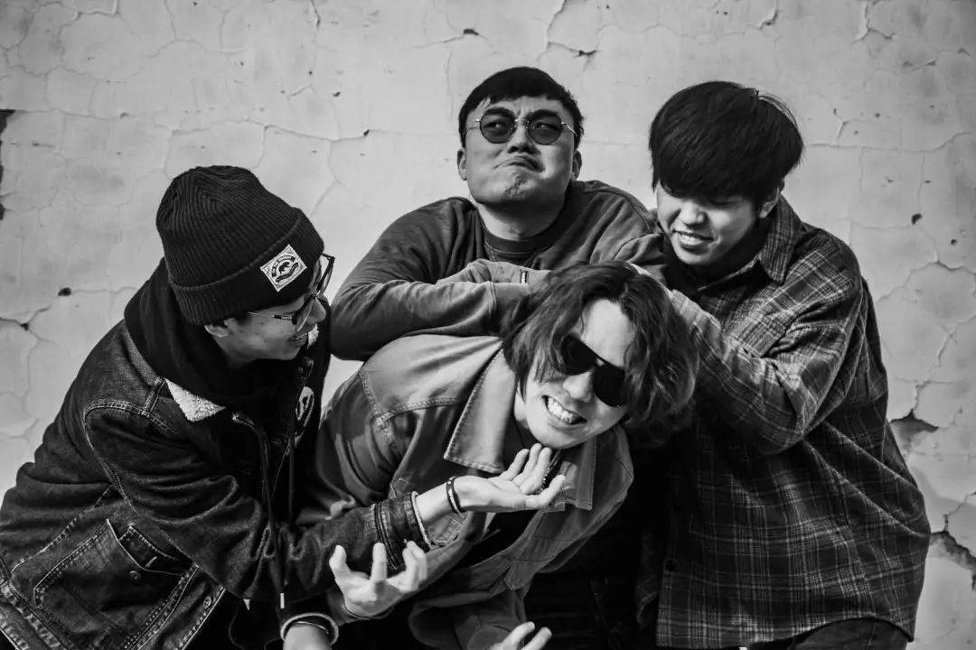 大叫控是一支来自北京的摇滚乐队,纯粹躁动的"grunge" 是他们的代名词