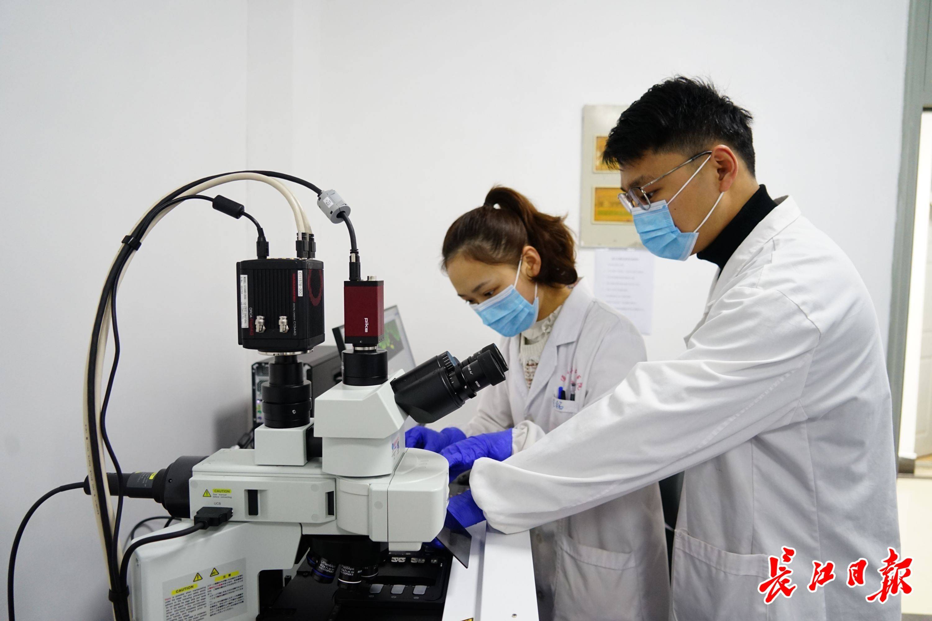 茶水间咖啡机电饭煲微波炉一应俱全,研究生留在实验室开心过好年