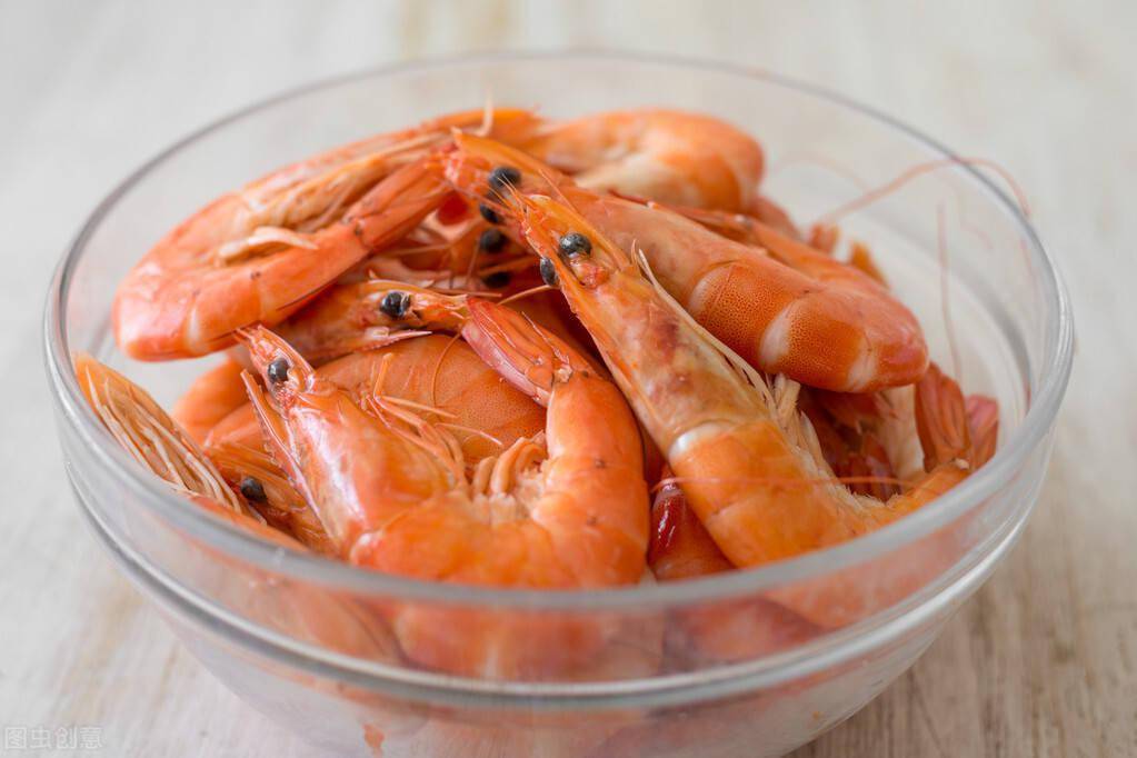 最后把虾装盘,然后调一碗料汁就可以了.