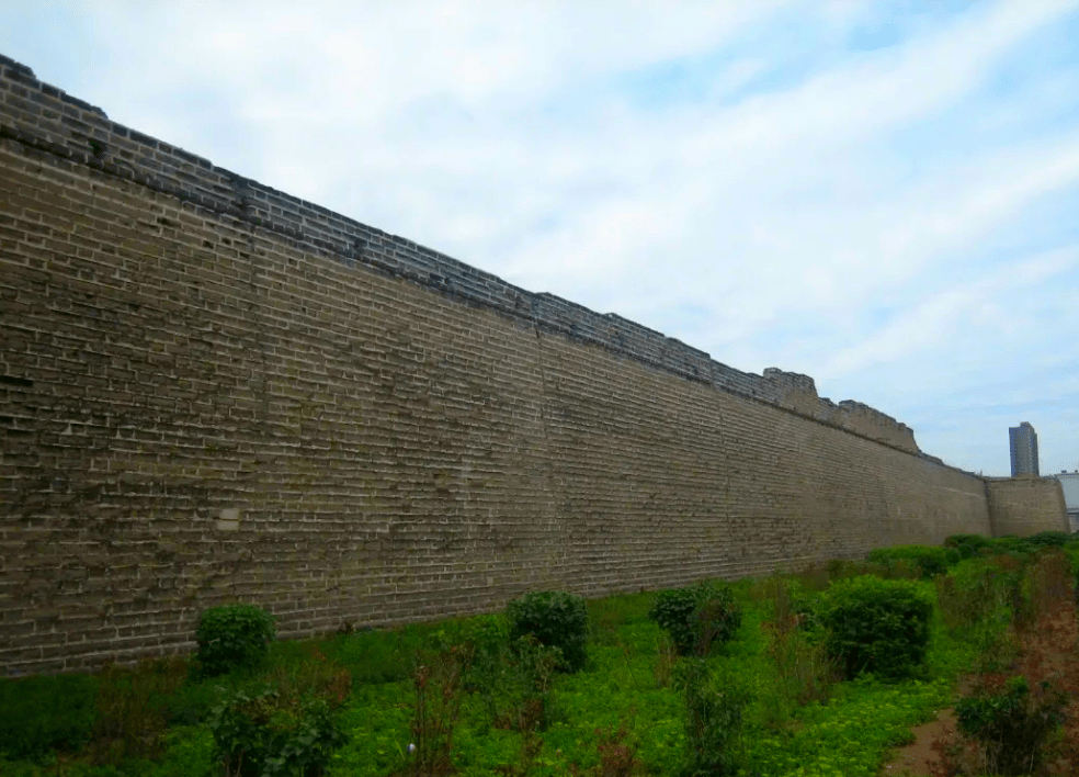 绥远城墙和将军衙署是清王朝统治和管理内蒙古地区的重要遗存,是边疆