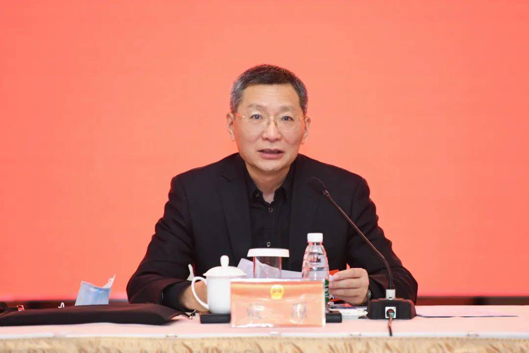 盐城市代表团团长,市委书记,市人大常委会主任戴源主持,代表团副团长