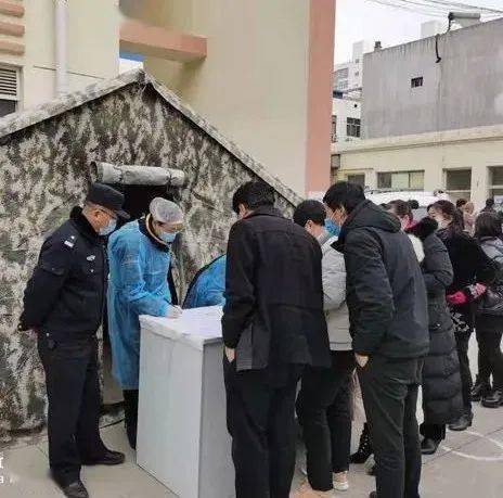 为避免在检测现场人员聚集,民警对被检人员实施分批分时检测,切实保障