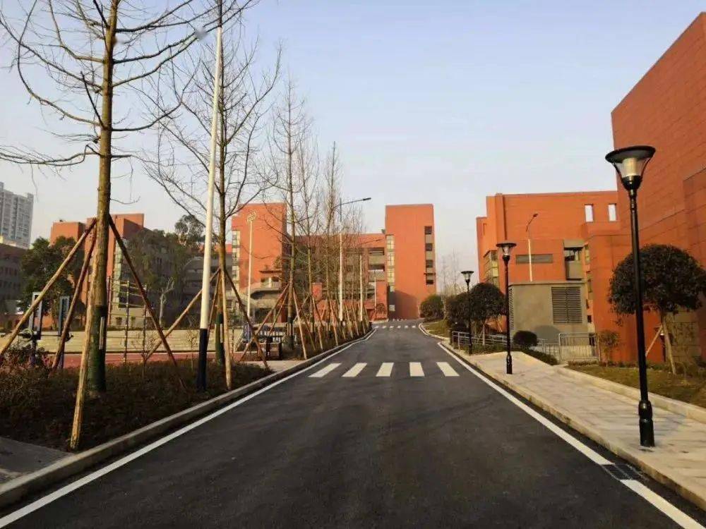 重庆市长生桥中学校脱胎三益书院,民兴中学肇源,创建于1942年