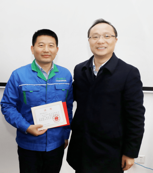 王亚联走访慰问高层次专家人才