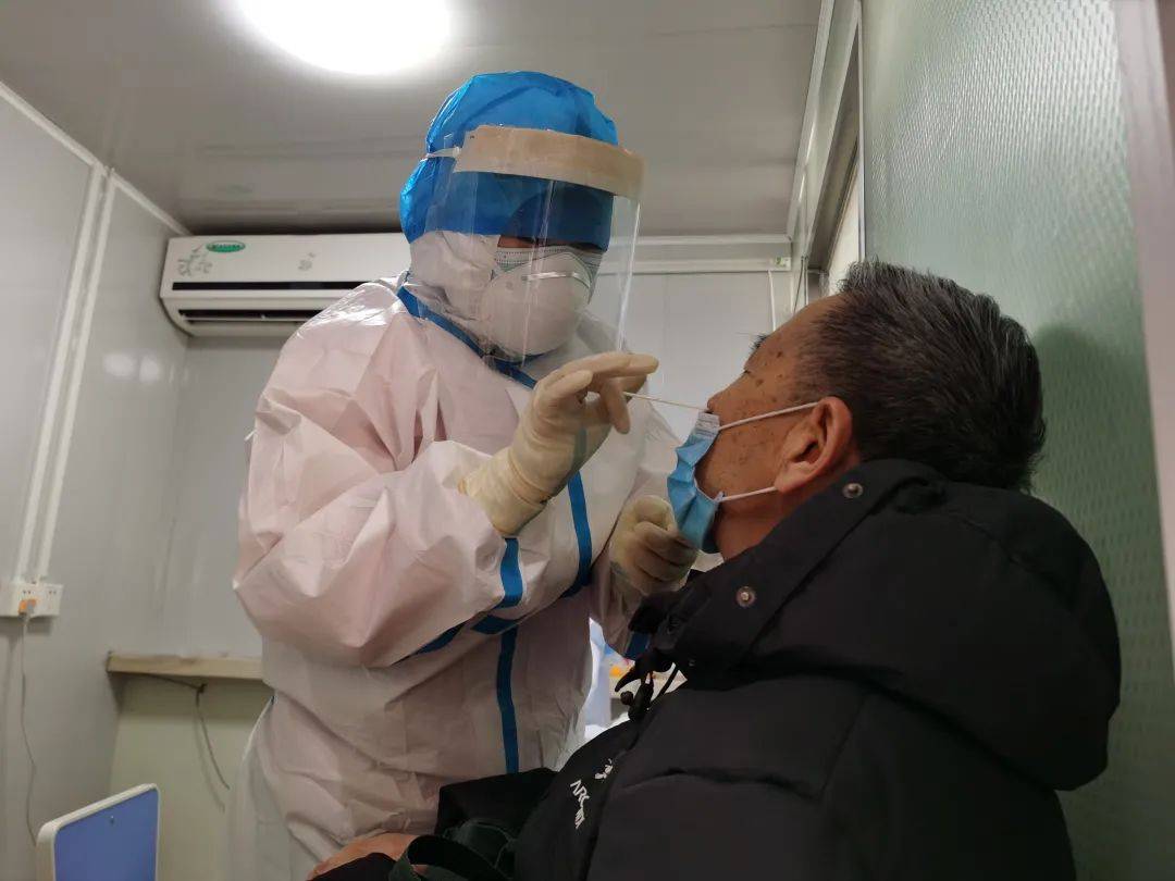 大写的心疼!核酸检测女护士的一天