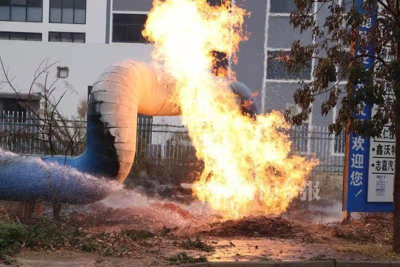 鹿寨发生燃气管道起火险情,灼热烈焰蹿起四五米高!