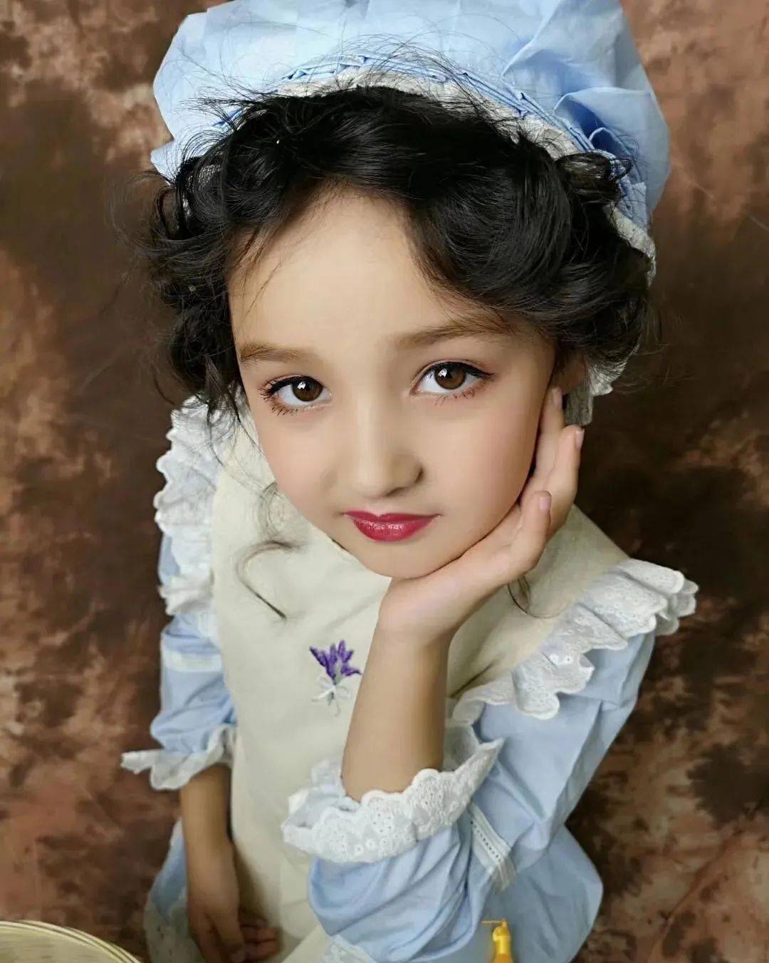 穿着芭蕾舞服的爱克达,在一群小女孩中间尤为亮眼.