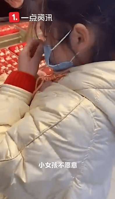 女孩带压岁钱给妈妈买戒指 听到数额店员吓得要通知家长（图）