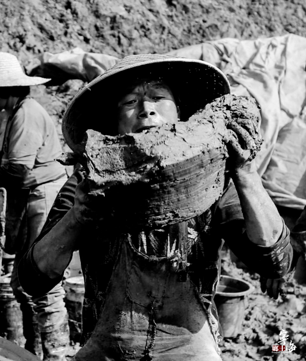 从挖土,和泥到脱坯;从进窑到出窑,样样都要化很大的力气.