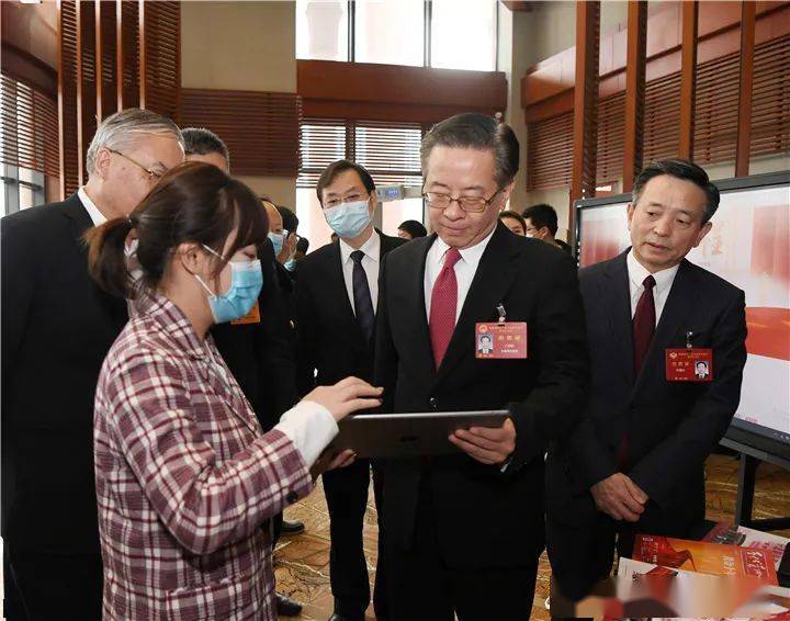 卢雍政何力任湘生看望参加省两会报道的新闻工作者