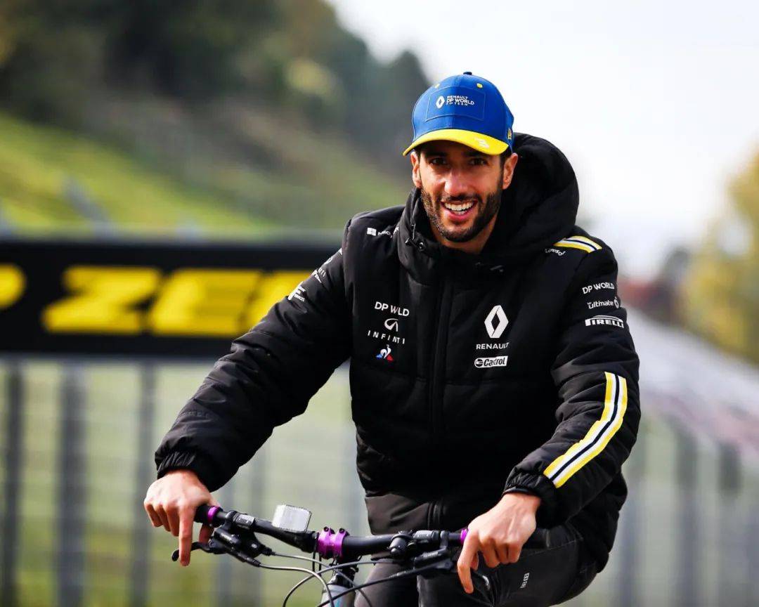 f1最喜欢笑的车手一个月都干些啥_搜狐汽车_搜狐网