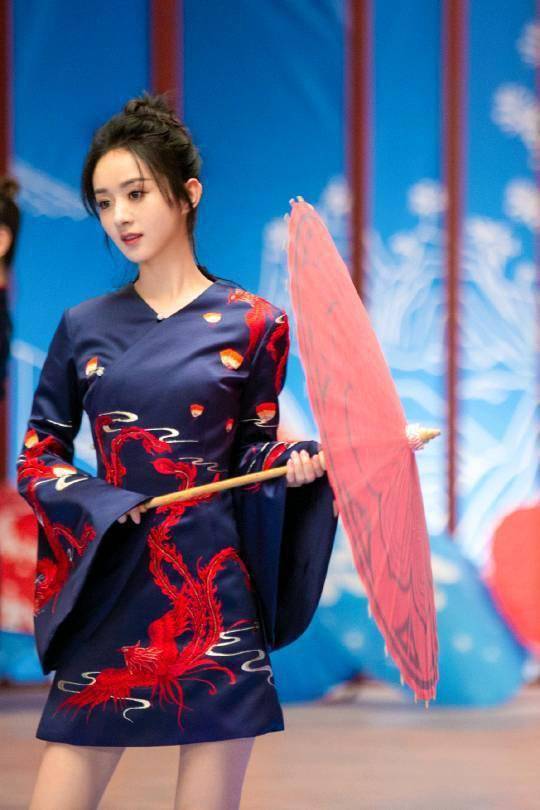 赵丽颖穿改良款式汉服受争议,但窈窕身材纤细腰围令人羡,美腻了