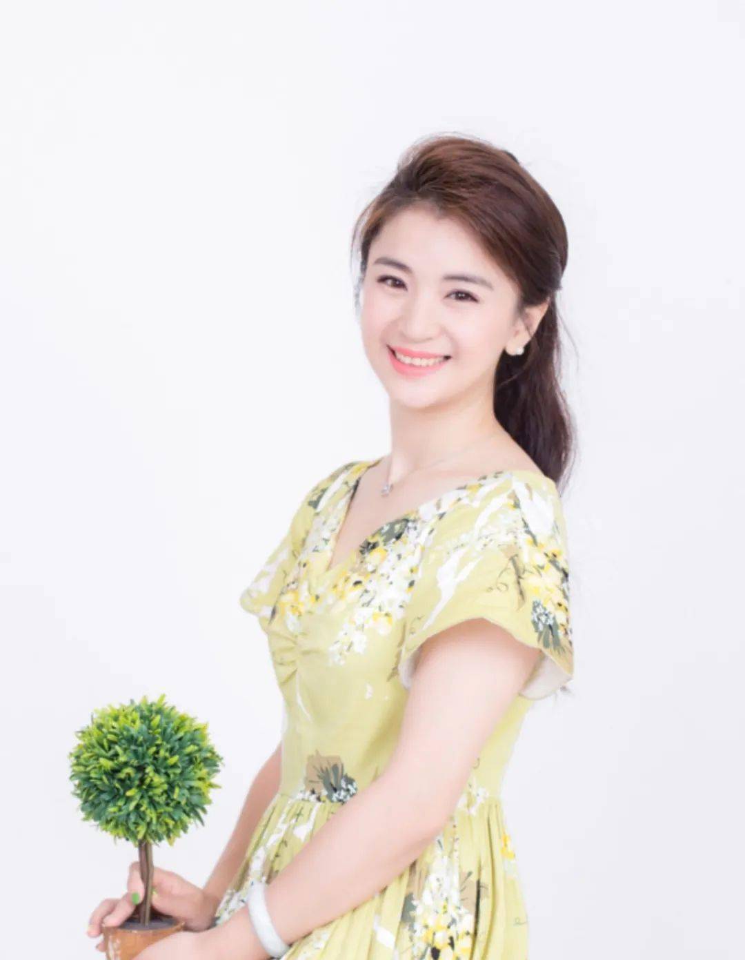 播讲:小君黄君,江西广播电视台农村频率主持人,国家二级播音员,主持过