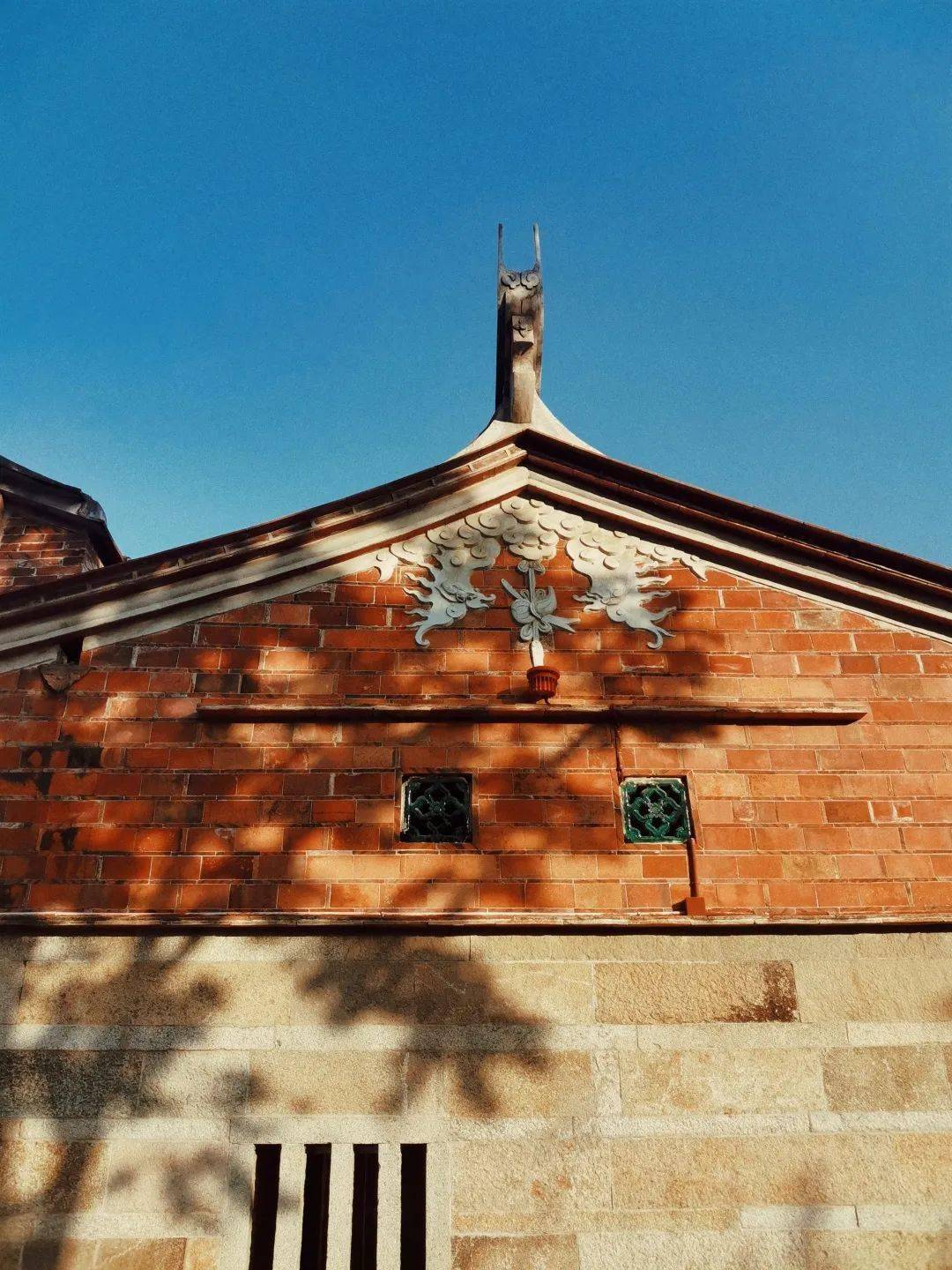 诗歌五店市情牵海岸同圆梦归来一叶抚红砖