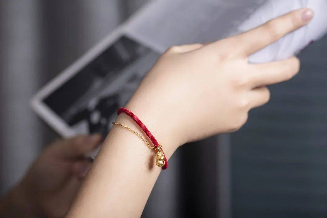 明星的开运大法新年必备开运红绳牛转钱坤戴福前行牛气冲天