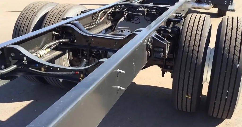 皮卡中的伪装者福特f-750 其实是能变身自卸车的重卡