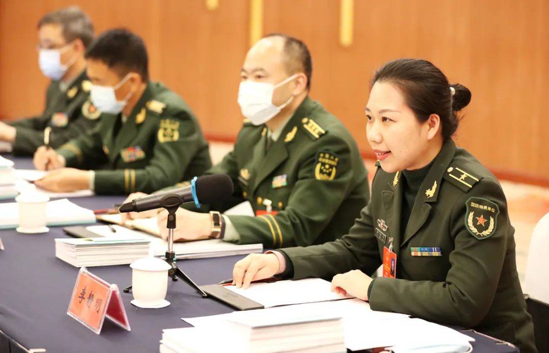 每日剪影 | 看!代表在审议_张玉侠