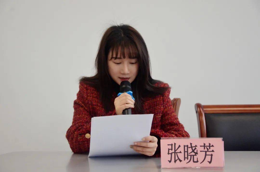 随后张晓芳宣读政教处表彰名单,楼勇刚宣读教务处表彰名单,并对获奖的