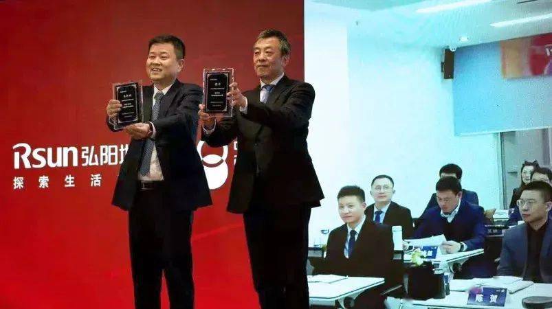 何捷跑完第一棒