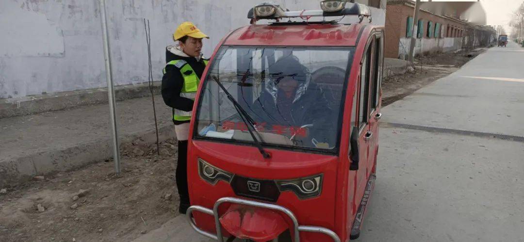 向群众宣讲"一盔一带"相关安全知识,教育引导摩托车,电动车骑乘人员