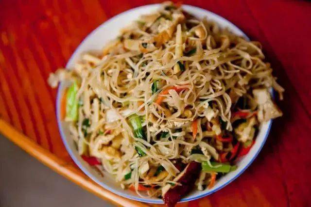 炒垂面则要复杂一些,首先要把垂面蒸熟,隔水蒸两三分钟,掀开锅盖,手沾