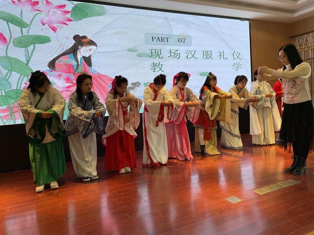 等大家都学会了一系列汉服礼仪,期待已久的汉服展示秀如愿开始了.