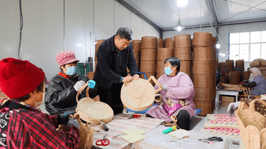 2007年,新河草编就入选了青岛市首批非物质文化遗产名录,2013年,又