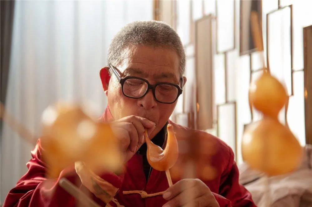 《吃不到不高兴》《吃着看着》《吹糖人》《好奇》摄影师简介马林