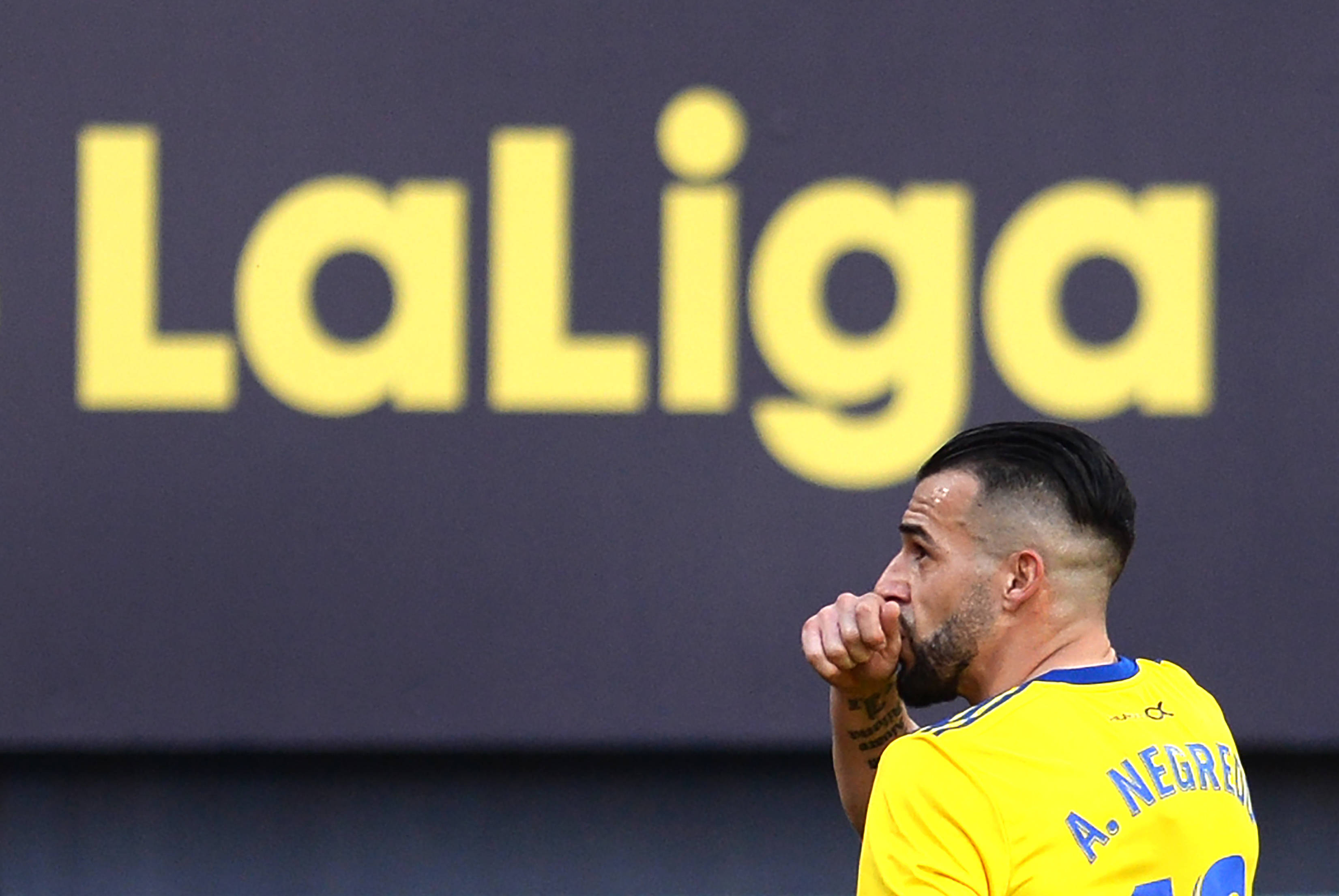 1月31日,加的斯队球员内格雷多进球后庆祝.