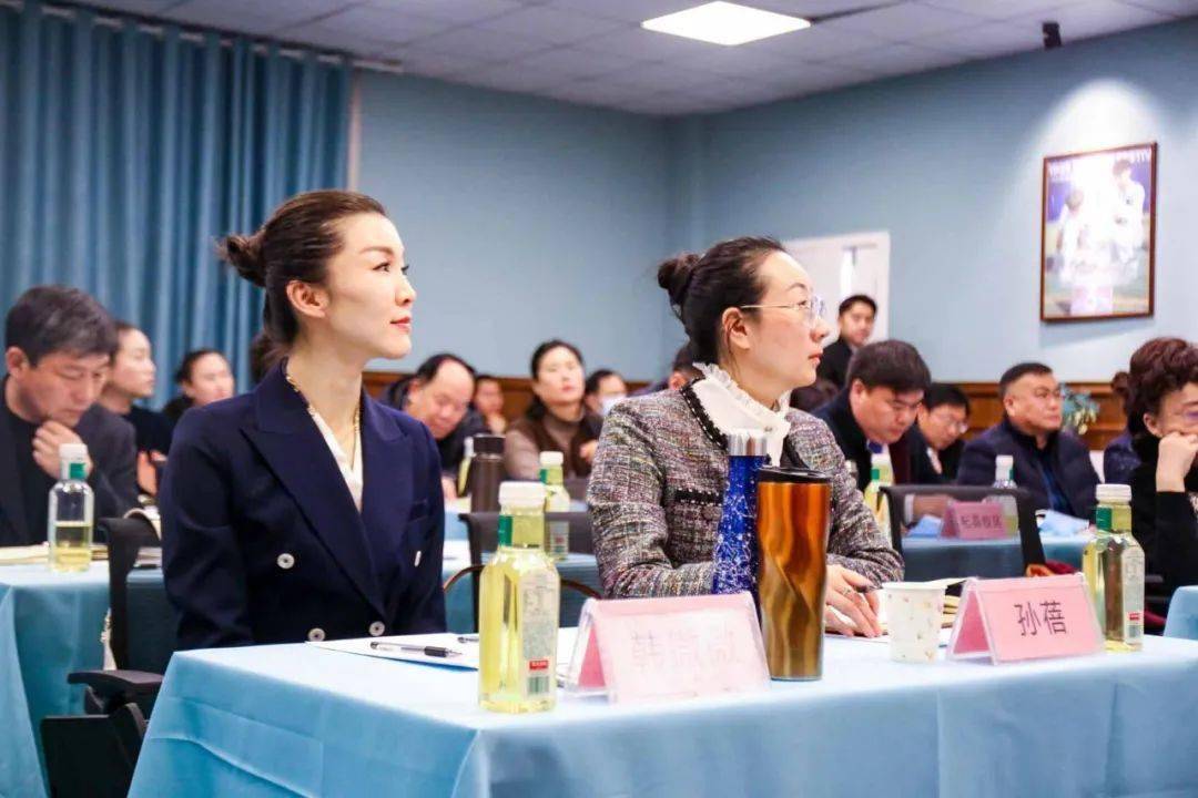 张建平女士,求实教业执行董事韩微微女士,中共开封市求实中学支部委员