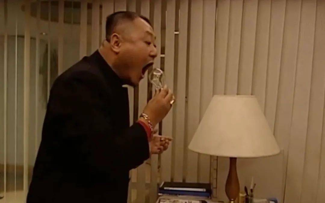 比如一男子尝试吞灯泡结果卡在口里,被送去医院.