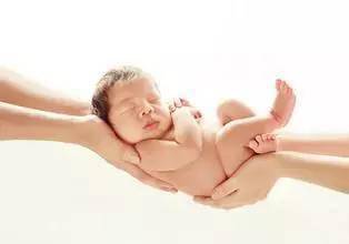 宝宝几个月开始用手摸脚 fe732b8d4d9648ba82636d9bae4fd879.jpeg