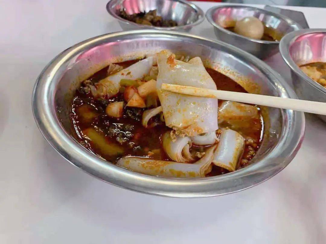 友仔友女你尝试过螺肉卷粉吗南宁的这家螺蛳粉粉有点意思哦