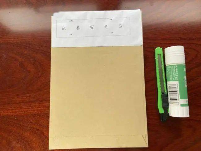 仔细一看,发现该档案袋密封着,上面写着"育才学校英语试卷及答案",还