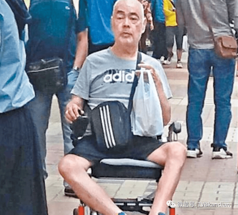 突发!64岁香港著名歌手张伟文过马路出意外,连人带轮椅摔倒急送医_时候