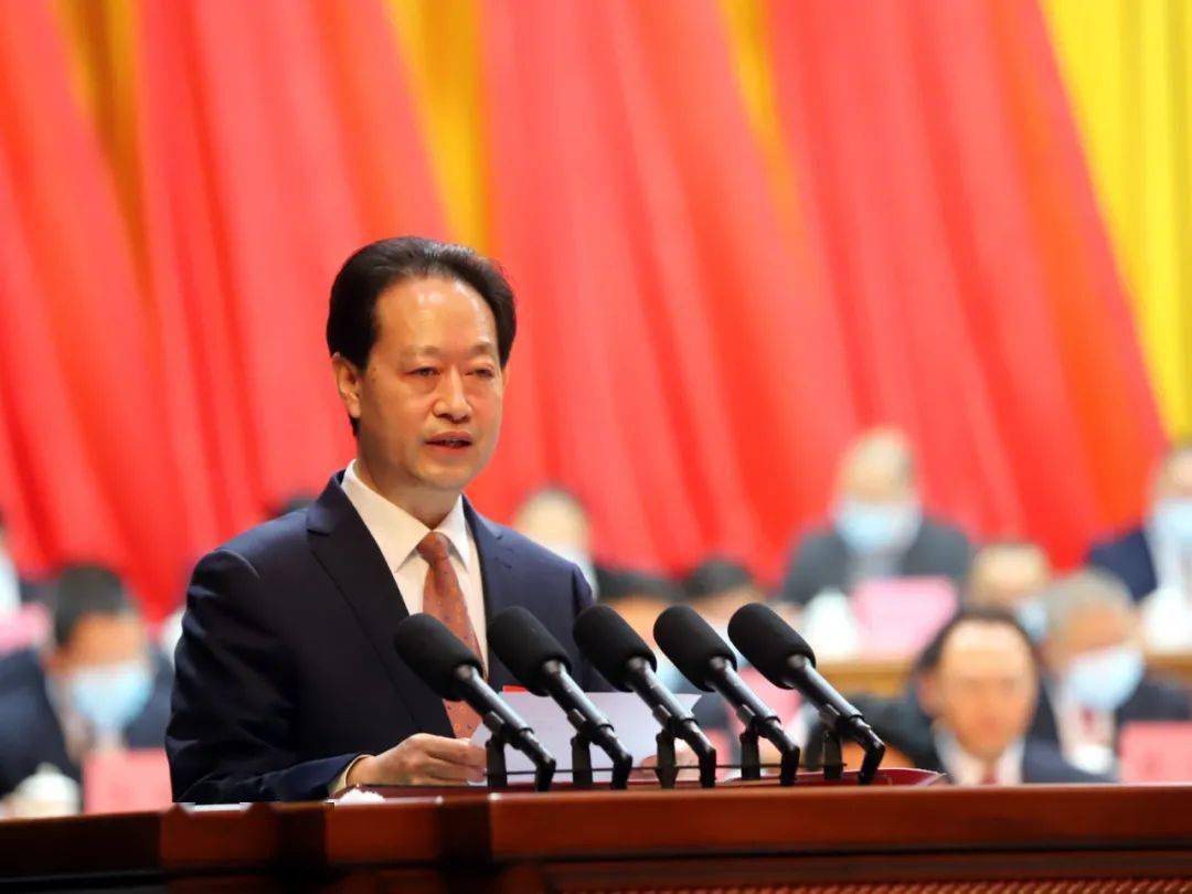 赖建彬代表十四届县政协常委会,向大会作工作报告.