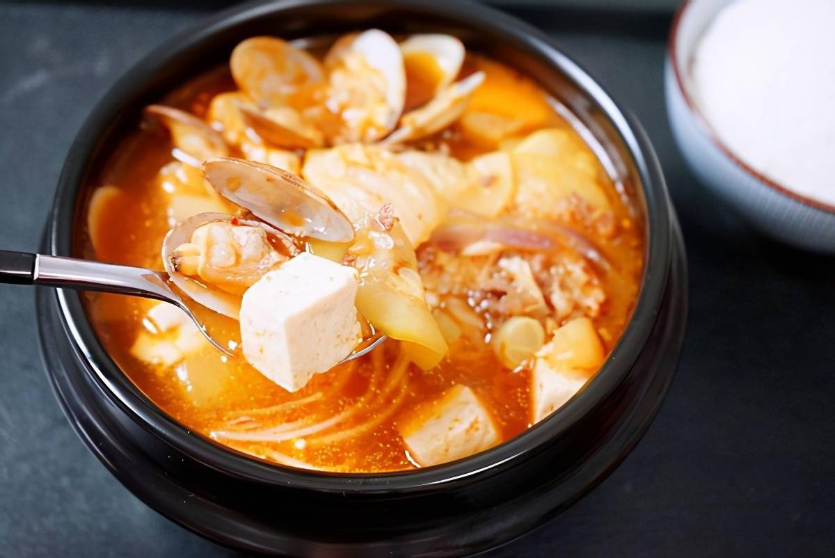 辣白菜和大酱汤组合在一起暖暖的一锅暖身也暖心