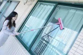 女子擦玻璃失足坠楼身亡！
