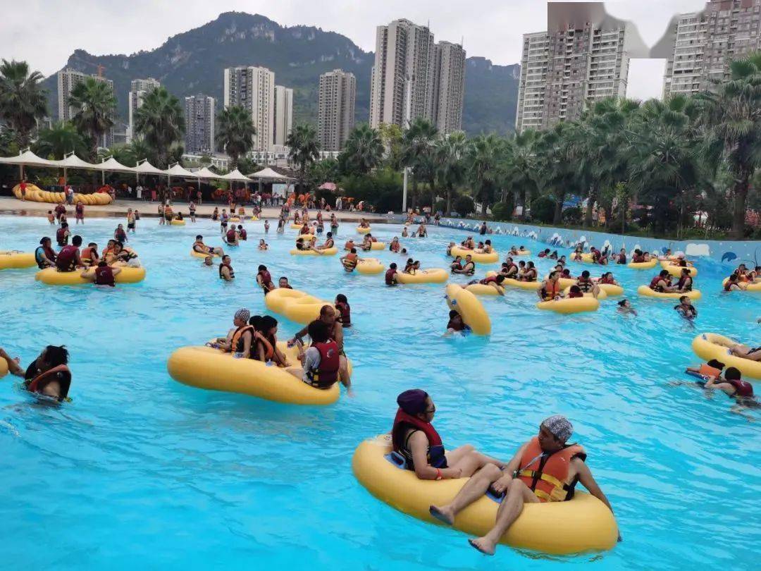 想怎么玩就怎么玩 温泉水上乐园的水也是温泉水哦 超多水上游乐设施
