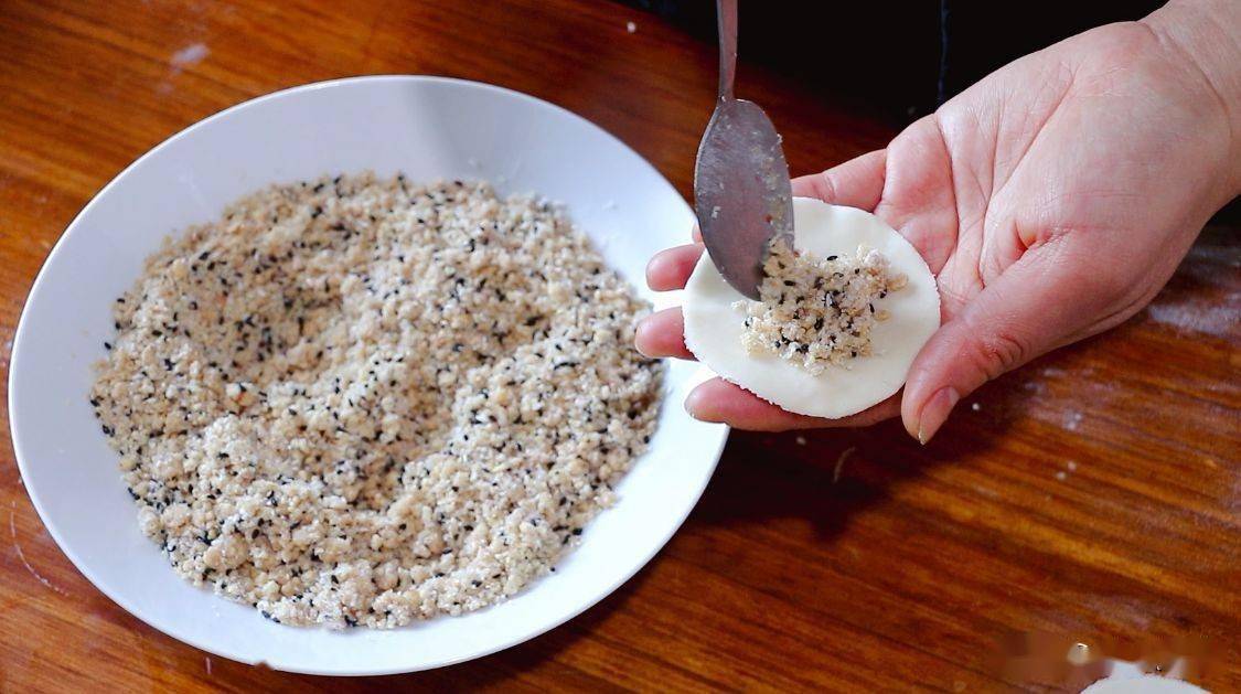 炸到油角金黄酥脆,即可捞出沥油.