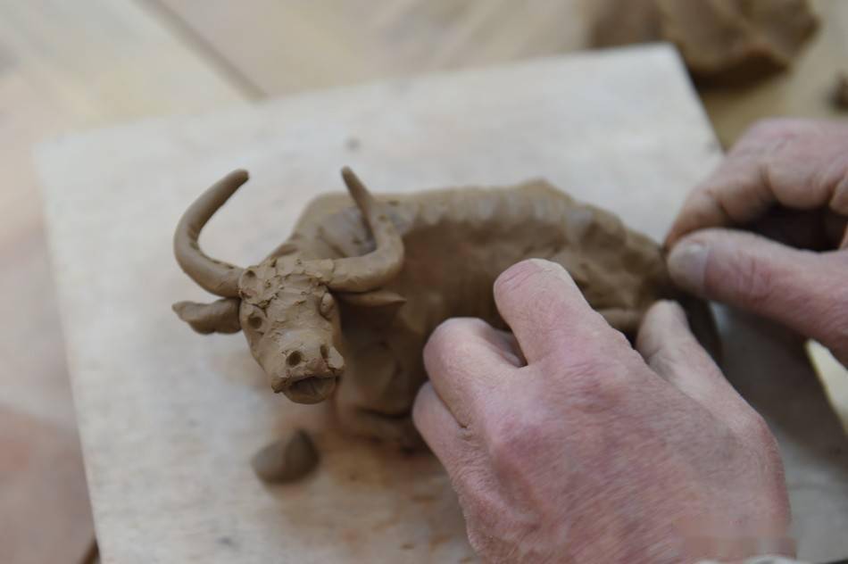 2021年1月22日,在贵州省遵义市余庆县"泥牛黄"非物质文化遗产保护基地