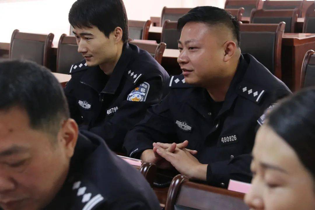 官桥派出所民警们纷纷致以诚挚祝福,并叮嘱陈良胜有空常回来看看!