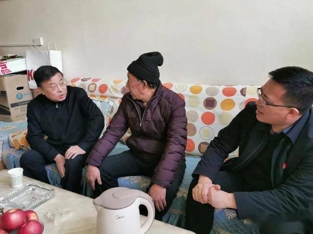 县委书记贺利贵走访慰问困难群众